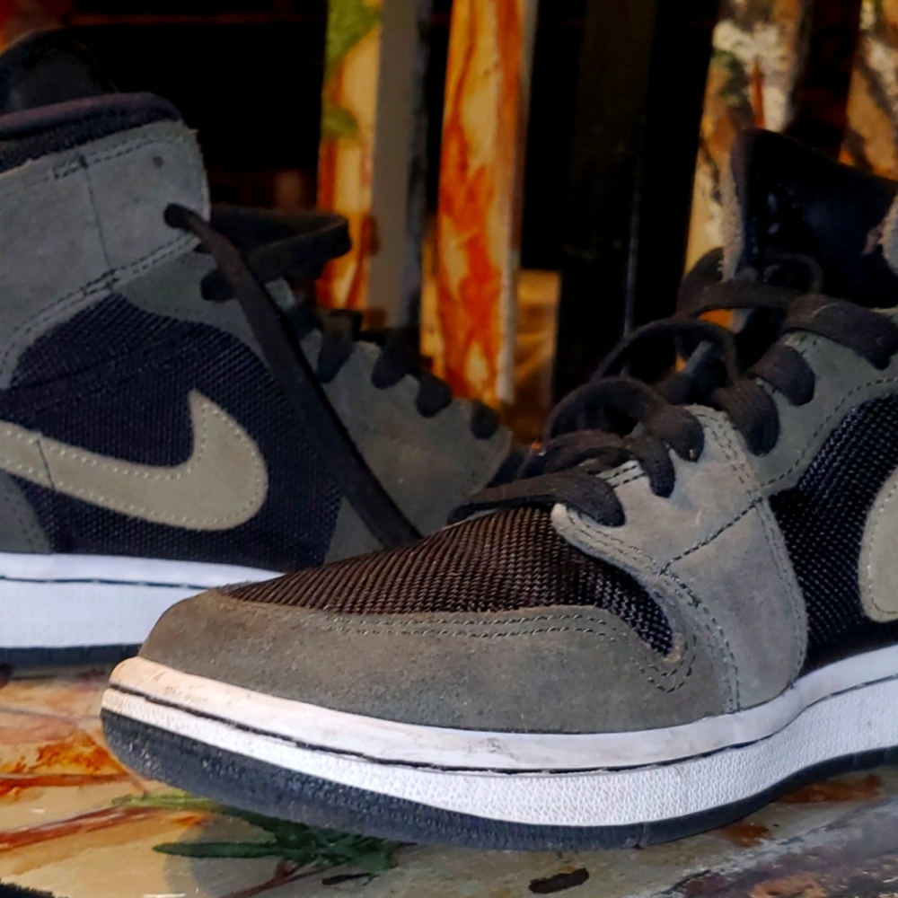 Womens 8.5 mid air jordans